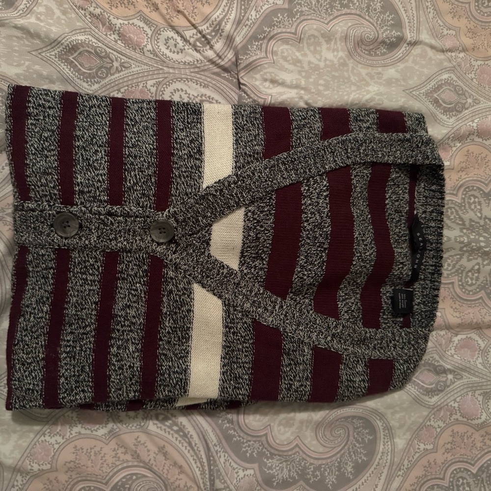 Men’s SeanJohn, cardigan sweater… size medium

Sweater is in excellent shape.